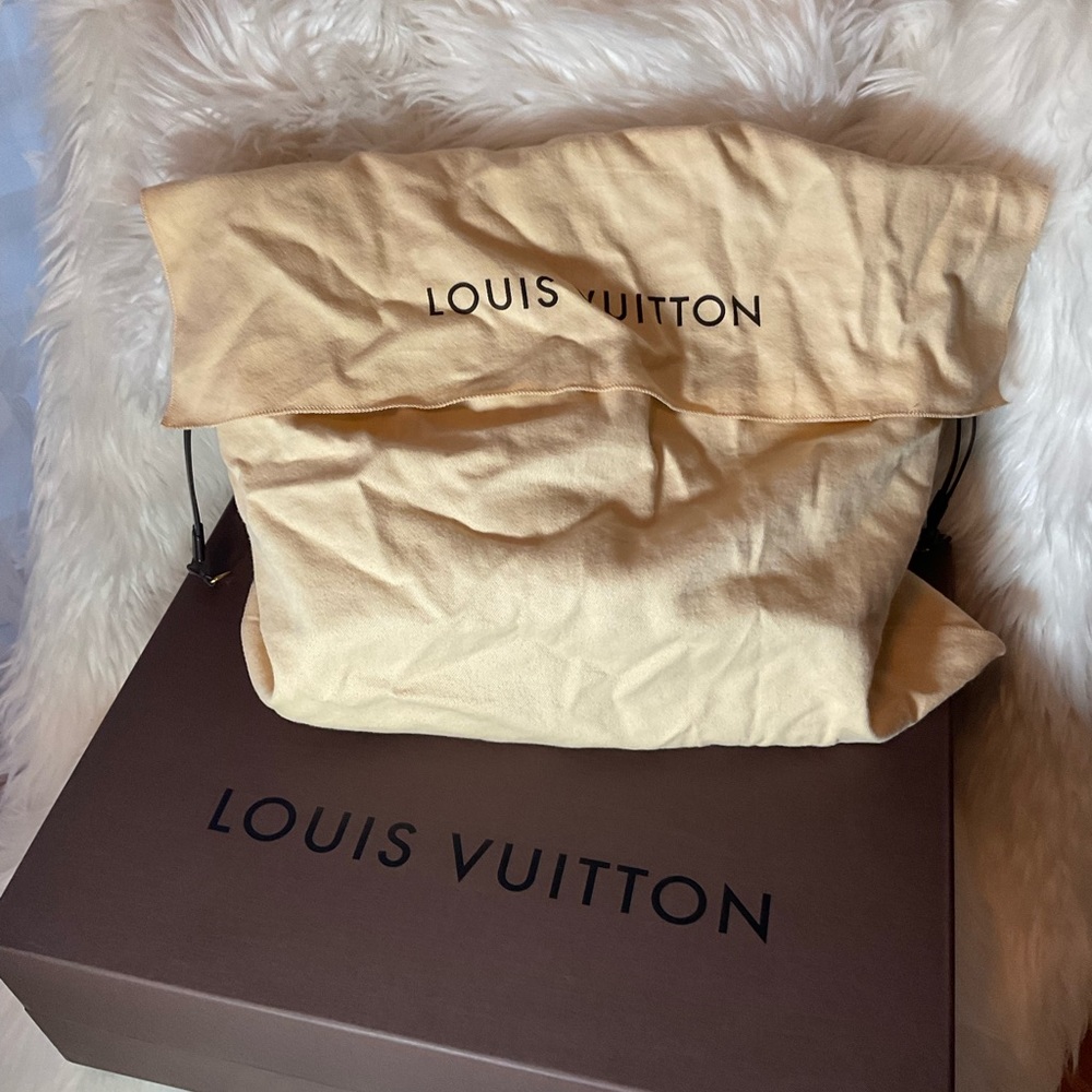 LOUIS VUITTON MM TOTE - Picture 7 of 16